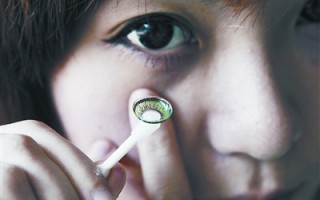 隐形眼镜片怎么戴上去，隐形眼镜片怎么戴上去舒服